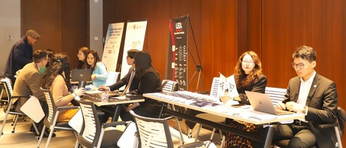 ХӨРӨНГИЙН ЗАХ ЗЭЭЛИЙН ТАЛААР МЭДЭЭЛЭЛ ӨГӨХ НЭГ ЦЭГИЙН ҮЙЛЧИЛГЭЭ АЖИЛЛАЖ БАЙНА